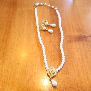 Pearl necklace with pierced earrings